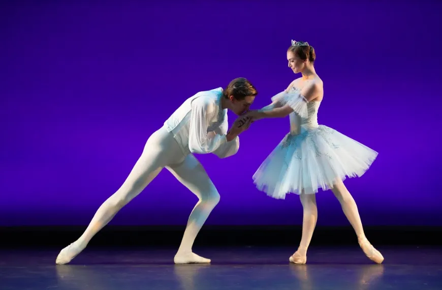 Male and female ballet dancers